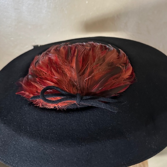 DELIGHTFUL 1950s\' BLACK FELT CARTWHEEL HAT + RUST FEATHERS & RHINESTONE BUTTONS main image 11